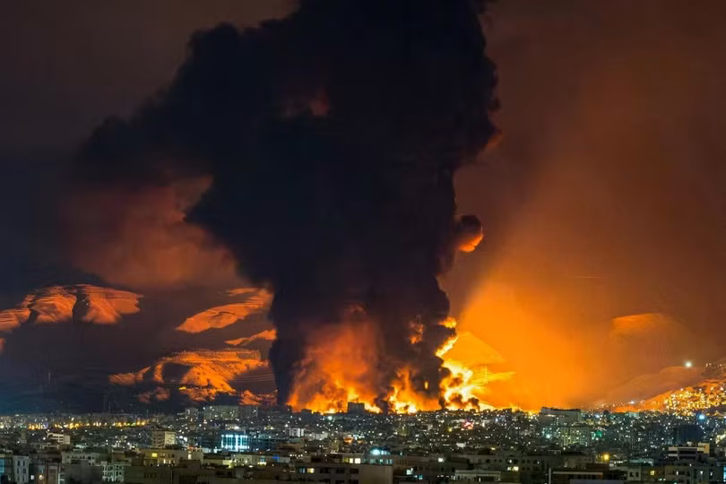 Khói và lửa bốc lên tại hiện trường vụ không kích vào một kho chứa dầu ở Tehran, thủ đô của Iran ngày 7/3. Ảnh: TNS.