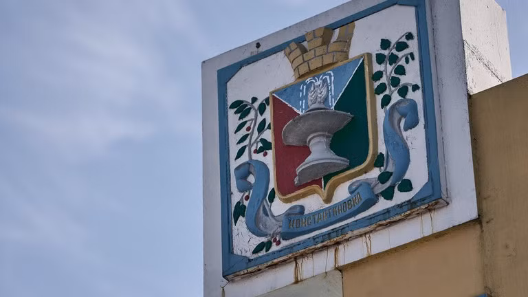 Một mảnh vỡ bị hư hại của bia đá đánh dấu lối vào thành phố Konstantinovka. Ảnh: Getty.