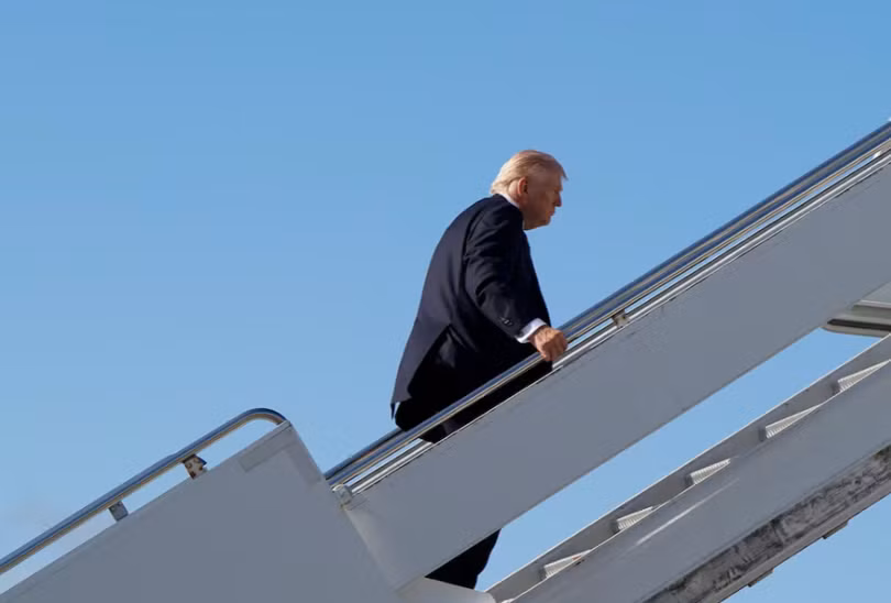 Tổng thống Mỹ Donald Trump lên chuyên cơ Không lực Một tại Sân bay Quốc tế Palm Beach ở West Palm Beach, Florida, Mỹ, ngày 1/3. Ảnh: Reuters.