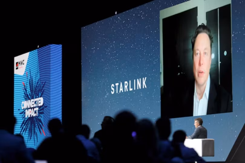 Elon Musk, người sáng lập SpaceX và CEO của Tesla, phát biểu trên màn hình tại Đại hội Thế giới Di động (MWC) ở Barcelona, ​​Tây Ban Nha, ngày 29/6/2021. Ảnh: Reuters.