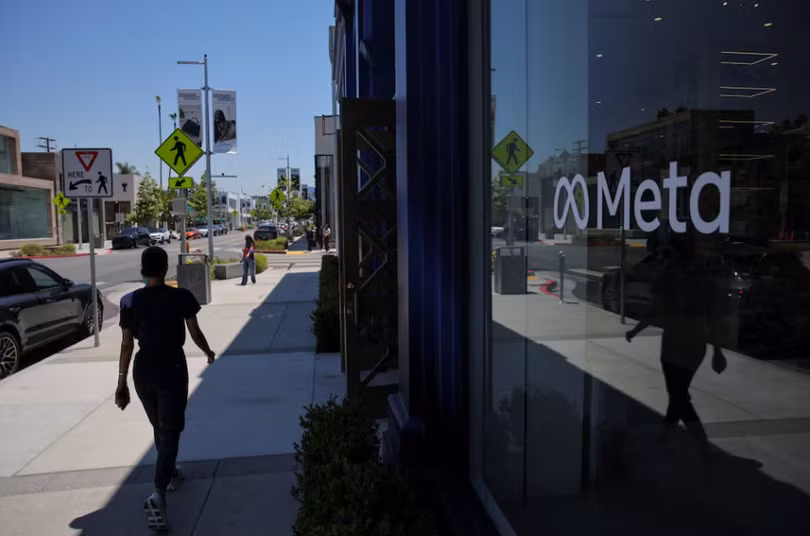 Một người phụ nữ đi ngang qua Meta Lab ở Los Angeles, California, Mỹ, ngày 20/5. Ảnh: Reuters.