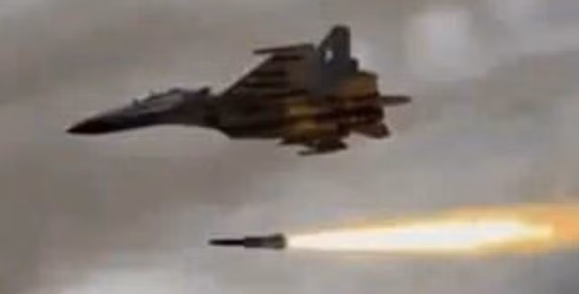 su-35-nga-phong-ten-lua-san-radar-tu-cach-125-km-patriot-ukraine-co-bi-nham-toi-3.jpg