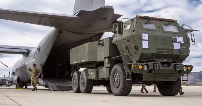 Thủy quân lục chiến Mỹ tái triển khai hệ thống phóng HIMARS đến Trung Đông bằng máy bay vận tải C-130. Ảnh: MW.