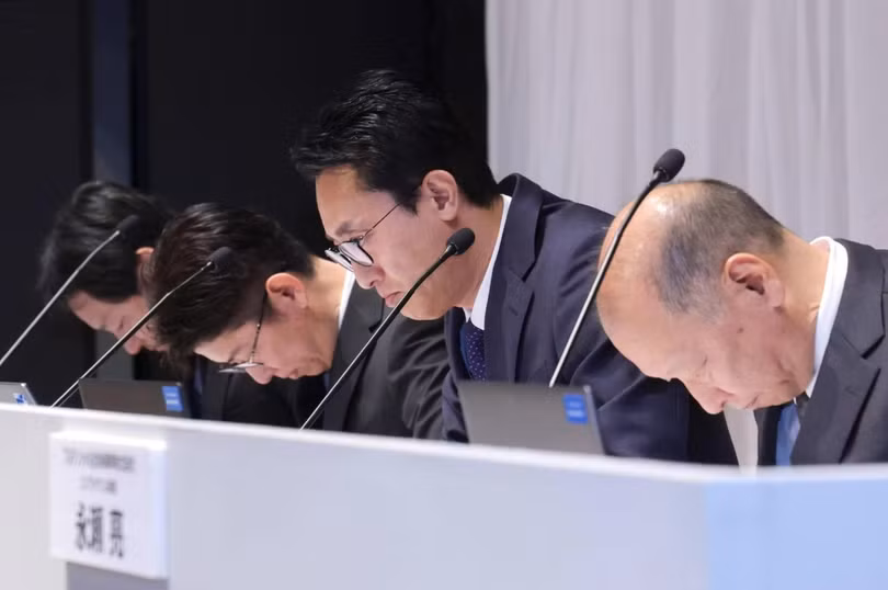 Giám đốc điều hành của Prudential Life Insurance, Hiromitsu Tokumaru (thứ hai từ trái), cúi chào tại một cuộc họp báo ở Tokyo. Ảnh: Japan Times.