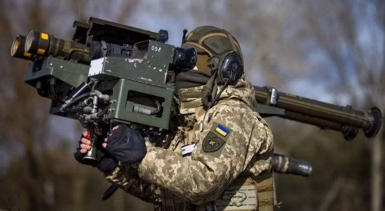 Binh sĩ Ukraine trang bị hệ thống tên lửa Stinger gắn kép. Ảnh: LATimes.