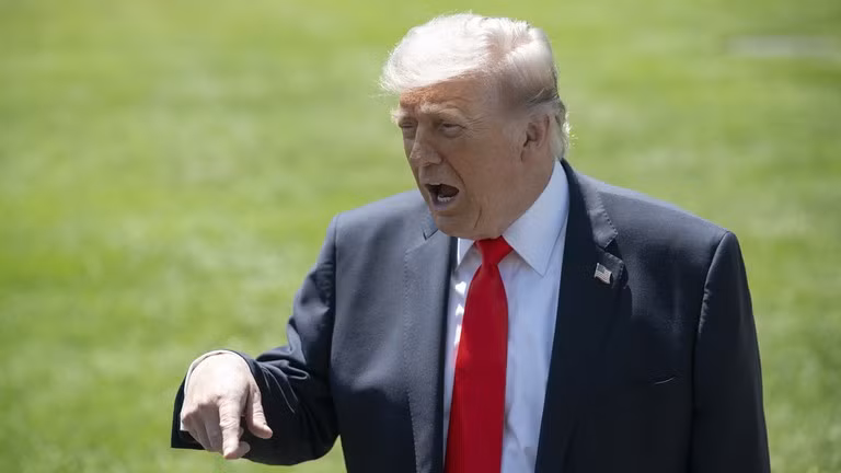 Tổng thống Mỹ Donald Trump phát biểu trước báo chí bên ngoài Nhà Trắng, Washington, D.C., ngày 1/5. Ảnh: Getty.