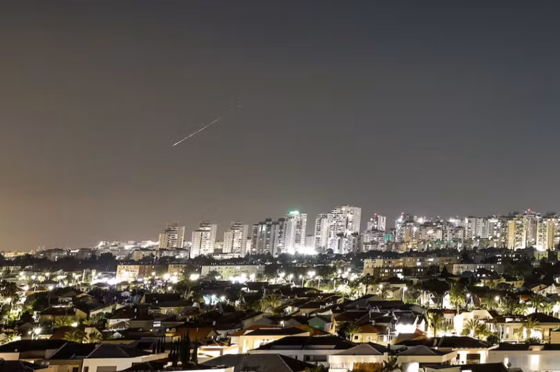 Một vệt sáng chiếu rọi bầu trời trong cuộc tấn công tên lửa từ Iran nhằm vào Israel, được nhìn thấy từ Ashkelon, Israel, ngày 7/6. Ảnh: Reuters.