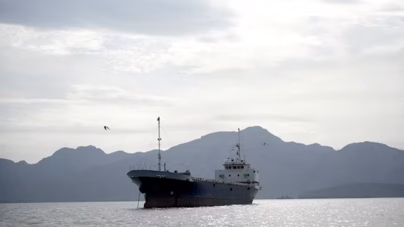 Một con tàu ở eo biển Hormuz, ngoài khơi tỉnh Musandam của Oman, ngày 12/4. Ảnh: Reuters.