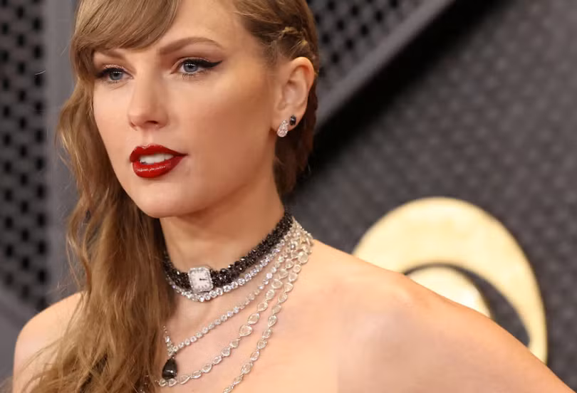 Taylor Swift tạo dáng trên thảm đỏ khi tham dự Lễ trao giải Grammy thường niên lần thứ 66 tại Los Angeles, California, Mỹ, ngày 4/2/2024. Ảnh: Reuters.