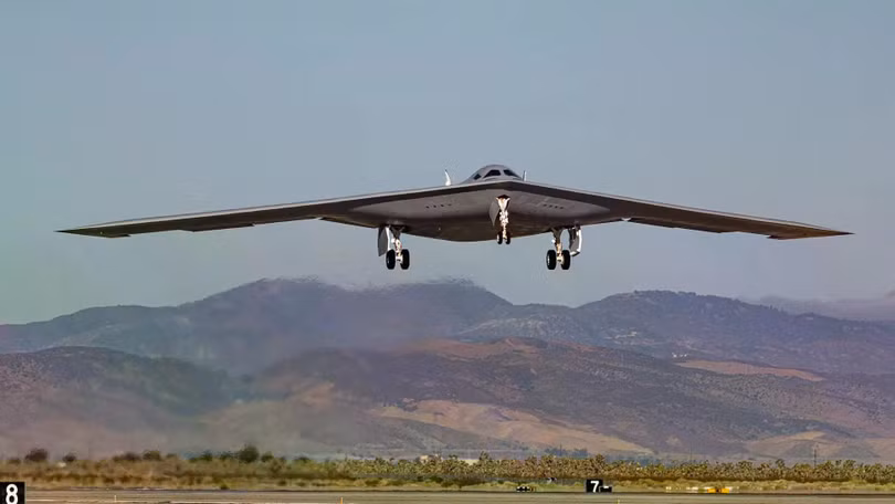 Chiếc máy bay thử nghiệm B-21 Raider thứ hai cất cánh vào ngày 11/9/2025 từ Palmdale, California, để tham gia chiến dịch thử nghiệm bay của Không quân Mỹ. Ảnh: Getty.