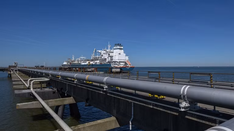 Hình ảnh đường ống dẫn khí tại trạm tiếp nhận khí hóa lỏng (LNG) ở Wilhelmshaven, Đức, ngày 30/4. Ảnh: Getty.
