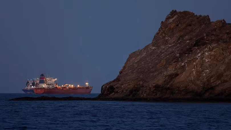 Một con tàu chở hàng di chuyển qua eo biển Hormuz. Ảnh: Reuters.