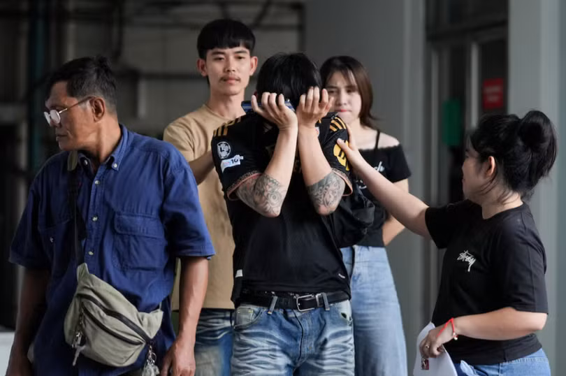 Gia đình và người thân đau buồn khi nhận thi thể nạn nhân tại nhà xác Bệnh viện Cảnh sát, sau vụ hỏa hoạn gây chết người tại một quán bar ở Bangkok, Thái Lan, ngày 13/7. Ảnh: Reuters.