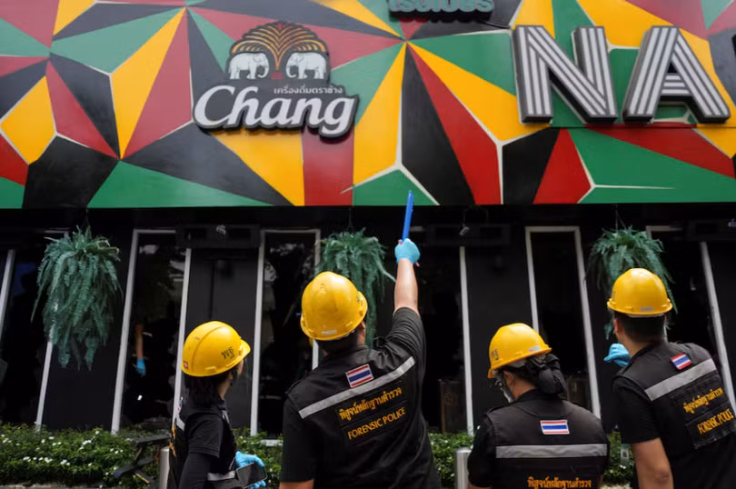 khong-loi-thoat-nhan-chung-ke-khoanh-khac-kinh-hoang-trong-vu-chay-quan-bar-o-bangkok-2.png