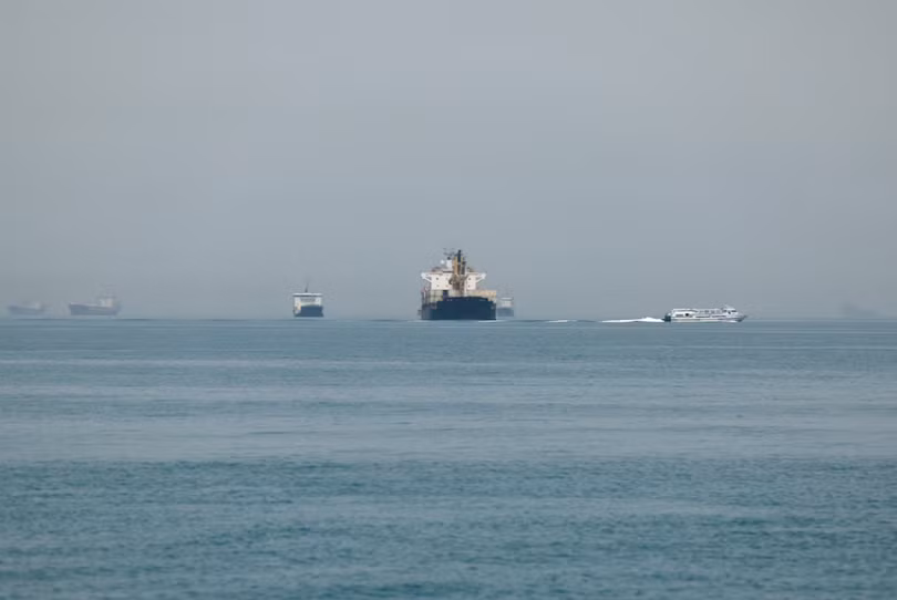 Các tàu thuyền trên eo biển Hormuz, Iran, ngày 22/5. Ảnh: Reuters.