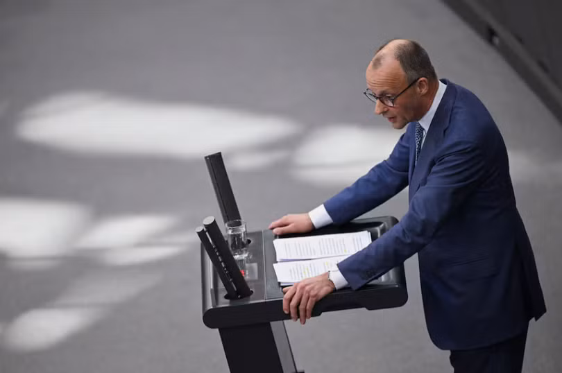 Thủ tướng Đức Friedrich Merz đọc bản tuyên bố của chính phủ trước Hạ viện về hội nghị thượng đỉnh EU sắp tới, tại Berlin, Đức ngày 18/3. Ảnh: Reuters.