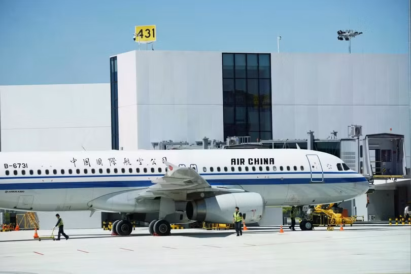 Hình ảnh một máy bay của hãng hàng không Air China đến từ Osaka, Nhật Bản, tại sân bay quốc tế Hàng Châu Tiêu Sơn ở Hàng Châu. Ảnh: Getty.