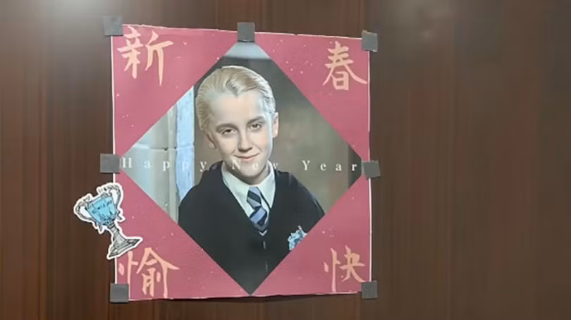 Một người dùng mạng xã hội Trung Quốc khoe tấm áp phích chúc mừng năm mới có hình Malfoy mà cô ấy dán trên cửa nhà mình. Ảnh: Douyin.