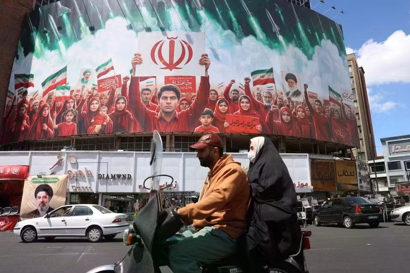 Một bảng quảng cáo chính trị mang màu sắc quốc kỳ Iran, được nhìn thấy tại Quảng trường Valiasr ở Tehran vào ngày 8/4. Các cuộc đàm phán hòa bình chính thức giữa Mỹ và Iran dự kiến ​​sẽ diễn ra tại Islamabad, Pakistan, vào cuối tuần này. Ảnh: EPA.