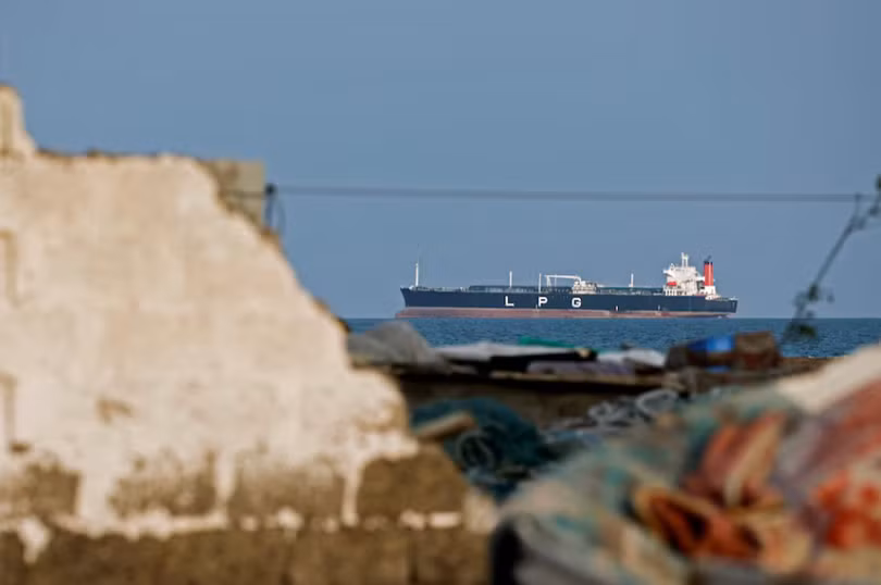 Một tàu chở khí đang neo đậu do giao thông giảm ở eo biển Hormuz trong bối cảnh xung đột giữa Mỹ và Israel với Iran, tại Shinas, Oman ngày 11/3. Ảnh: Reuters.