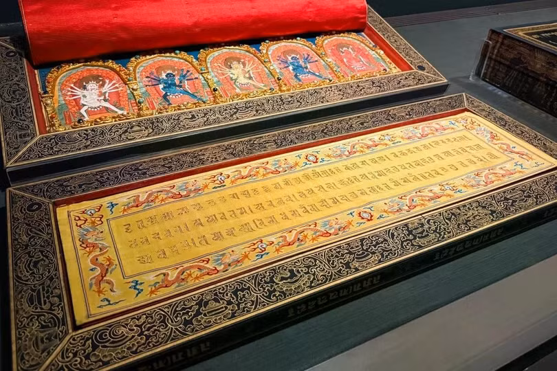 Một bản kinh được viết bằng mực vàng thuộc Tạng Kinh Long Tây Tạng, hiện được trưng bày trong triển lãm “Tạng Kinh Long Tây Tạng: Bản giao hưởng của quyền lực đế quốc, đức tin và nghệ thuật trong thời kỳ hoàng kim” tại Bảo tàng Cố Cung Quốc gia Đài Loan, Trung Quốc đến ngày 8/11/2026. Bộ kinh 357 năm tuổi gần đây gây sốt trên mạng xã hội với truyền thuyết cho rằng những người được nhìn thấy nó sẽ nhận được phước lành trong bảy kiếp. Ảnh: SCMP.