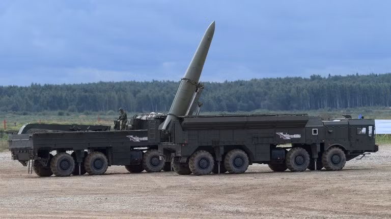 Hệ thống tên lửa đạn đạo Iskander-M của Nga đang chuẩn bị phóng. Ảnh: Sputnik.