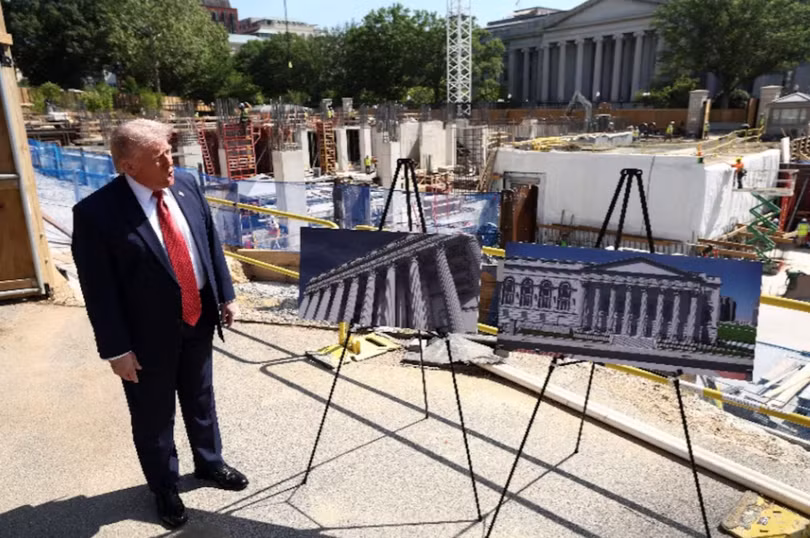 Tổng thống Mỹ Donald Trump giới thiệu hình ảnh về bản thiết kế tại công trường đang thi công phòng khiêu vũ ​​của Nhà Trắng ở Washington, D.C., Mỹ, ngày 19/5. Ảnh: Reuters.