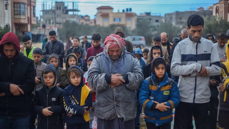 Người dân Palestine tị nạn tham gia lễ cầu nguyện Eid al-Fitr tại một trại tị nạn vào ngày 10/4/2024 ở Rafah, Gaza. Ảnh: Getty.