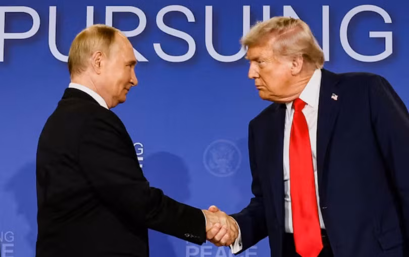 Tổng thống Mỹ Donald Trump và Tổng thống Nga Vladimir Putin bắt tay trong cuộc họp báo sau cuộc đàm phán chấm dứt chiến tranh ở Ukraine, tại Căn cứ Liên hợp Elmendorf-Richardson, ở Anchorage, Alaska, Mỹ, ngày 15/8/2025. Ảnh: Reuters.