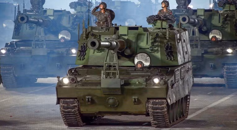 Pháo tự hành Juche-107 155 mm của Triều Tiên. Ảnh: mW.