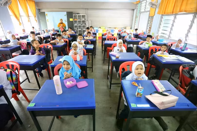 Khi Malaysia đưa trí tuệ nhân tạo (AI) vào trường học, giáo viên và phụ huynh đang đặt câu hỏi về việc nên tích hợp công nghệ sớm như thế nào và liệu trẻ em có thực sự nắm bắt được kiến ​​thức hay không. Ảnh: Shutterstock.