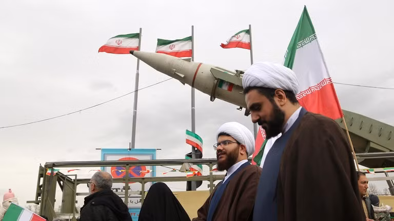 Các tên lửa được trưng bày trong một cuộc duyệt binh ở Tehran, Iran, ngày 11/2. Ảnh: Getty.