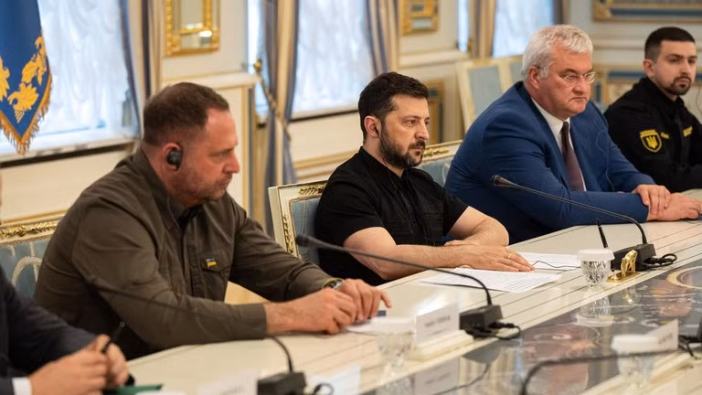 Theo SVR, nhiều quan chức Ukraine đang bí mật chuyển gia đình, tài sản ra nước ngoài. Ảnh: Getty.