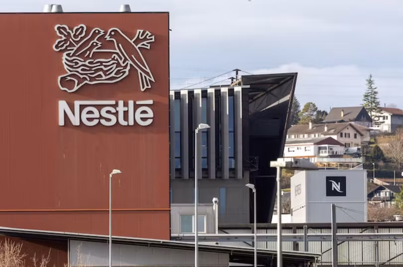 Hình ảnh logo của tập đoàn thực phẩm khổng lồ Nestlé được nhìn thấy trên một tòa nhà ở Orbe, Thụy Sĩ, ngày 9/2/2024. Ảnh: Reuters.