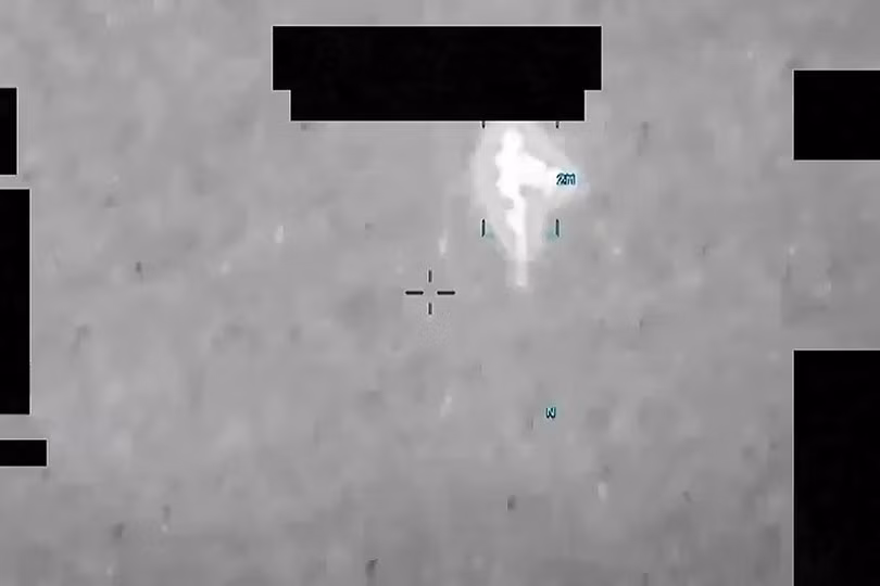 Ảnh chụp màn hình từ hồ sơ UFO được giải mật của Mỹ, DOW-UAP-PR059 “NAG UAP 1 Jun 20”, cho thấy một vật thể “hình người”. Ảnh: SCMP.