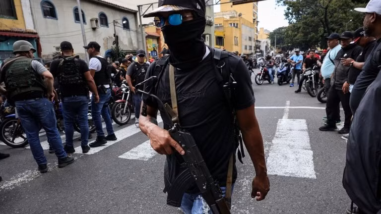 Một thành viên dân quân ủng hộ chính phủ tuần tra trên đường phố Caracas, Venezuela, vào ngày 4/1. Ảnh: Getty.