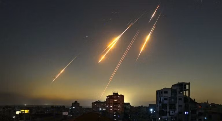 dau-dan-phan-manh-tu-ten-lua-dan-dao-iran-doi-xuong-israel-thach-thuc-moi-voi-my-va-israel-4.jpg