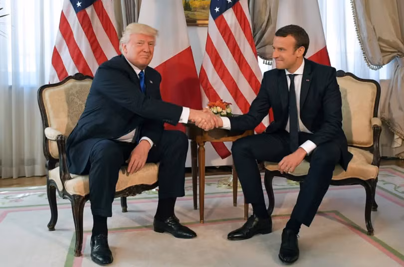 ong-trump-cong-kich-doi-tu-vo-chong-tong-thong-phap-ong-macron-dap-tra-danh-thep-2.png