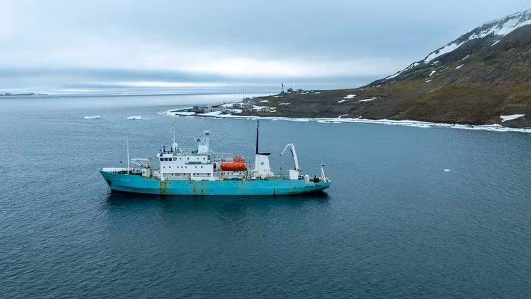 Tàu nghiên cứu Professor Molchanov đang neo đậu gần đảo Hooker thuộc quần đảo Franz Josef Land, Nga, ngày 7/7. Ảnh: Getty.