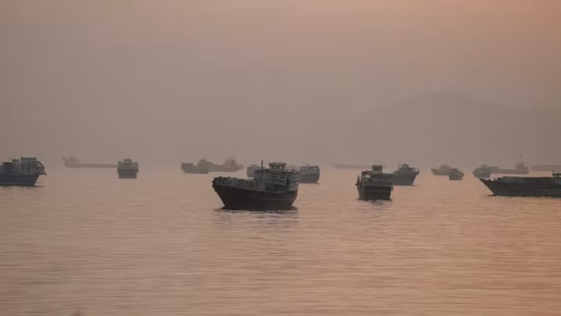 Hình ảnh các tàu neo đậu tại eo biển Hormuz nhìn từ Musandam, Oman, ngày 3/6. Ảnh: Reuters.