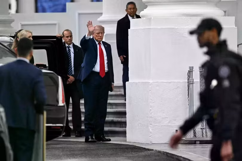 Tổng thống Trump vẫy tay khi trở về Nhà Trắng vào ngày 25/5. Ảnh: AFP.