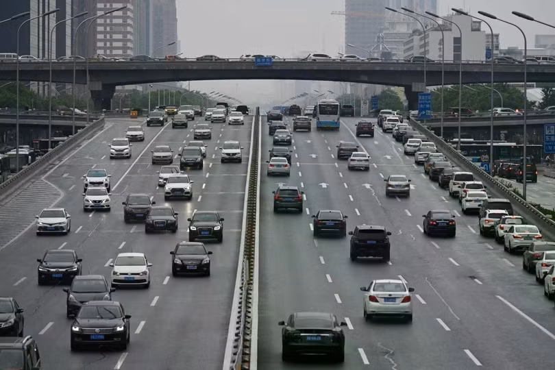 Ô tô chạy trên đường cao tốc ở Bắc Kinh. Ảnh: AFP.