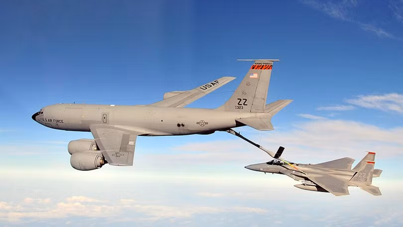 Một chiếc Boeing KC-135 đang bay giữa không trung. Ảnh: Không quân Mỹ.