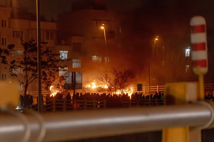 Người dân Iran phong tỏa một con phố trong cuộc biểu tình ở Tehran hôm 9/1. Ảnh: AFP.