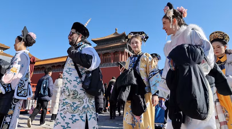 Du khách trong và ngoài nước trong trang phục truyền thống Trung Quốc tham quan Bảo tàng Cung điện ở Bắc Kinh, Trung Quốc, ngày 10/1. Ảnh: Getty.