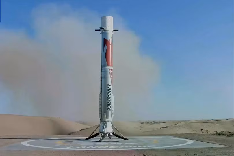 Lần đầu tiên trên thế giới, công ty tên lửa thương mại hàng đầu của Trung Quốc, LandSpace, đã thu hồi thành công một tầng đẩy bằng thép không gỉ sau khi phóng lên quỹ đạo, đánh dấu một bước tiến lớn trong nỗ lực phát triển tên lửa tái sử dụng, chi phí thấp hơn của nước này. Ảnh: CCTV.