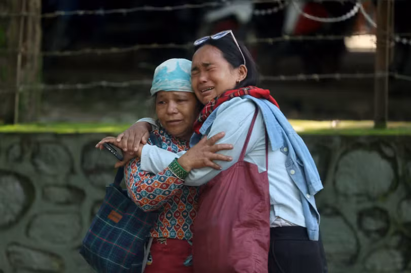 cau-be-8-tuoi-song-sot-giua-dong-lu-nepal-nho-treo-len-cay-doan-tu-voi-me-sau-nhung-ngay-tuyet-vong-2.png