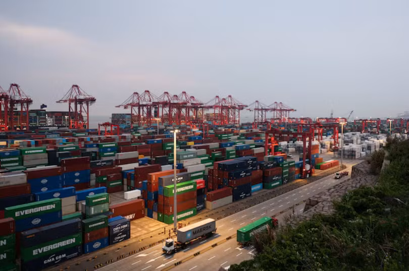Cần cẩu giàn đứng gần các container xếp chồng lên nhau tại cảng Dương Sơn, ngoại ô Thượng Hải, Trung Quốc, ngày 7/5. Ảnh: Reuters.