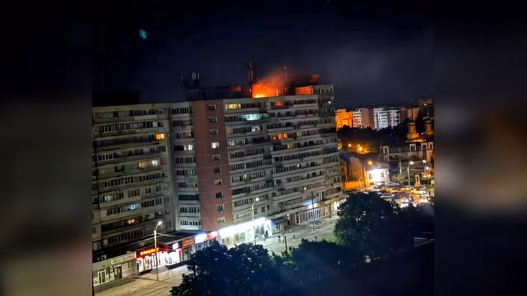 Một tòa nhà dân cư bị hư hại do cuộc tấn công bằng máy bay không người lái ở Galati, Romania, ngày 29/5. Ảnh: Getty.