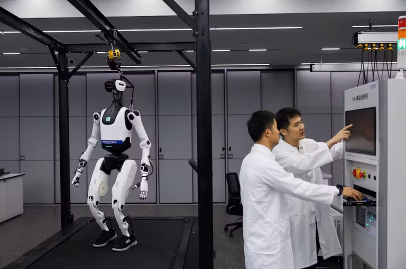 Một robot hình người tại phòng thí nghiệm robot trong chuyến tham quan báo chí do chính phủ tổ chức tại Quảng Châu, tỉnh Quảng Đông, Trung Quốc, ngày 16/4. Ảnh: Reuters.